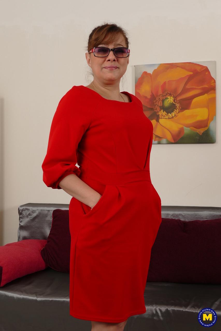 20P Ama de casa madura con gafas de sol gilda se quita el vestido rojo y juega con un juguete