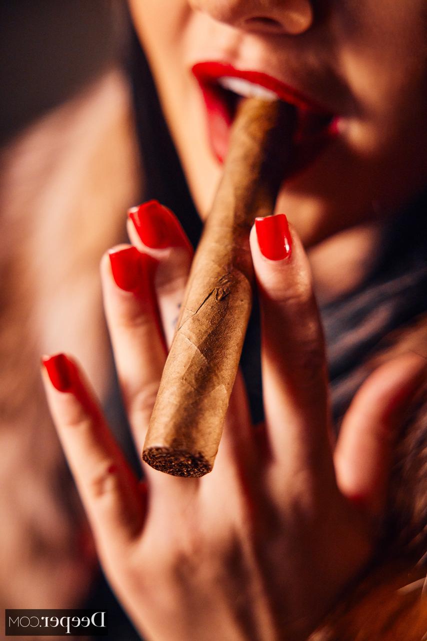 20P La déesse bien roulée Ryan Reid chevauche une grosse bite en levrette et prend une éjaculation.