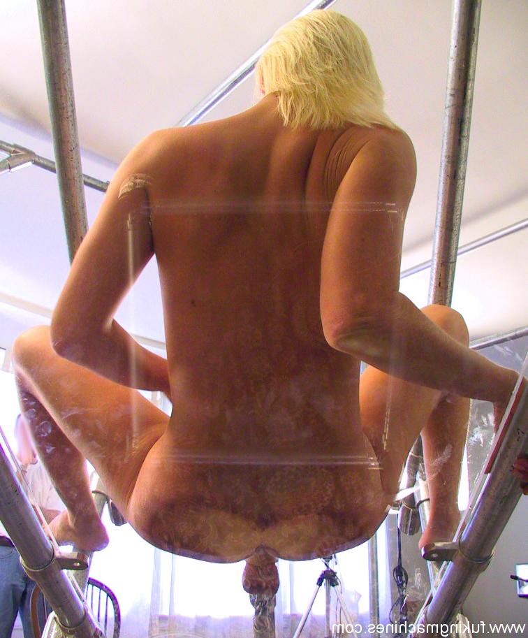 17P Die blonde Frau Sharon Wild klettert an Bord eines Geräts, um Sex mit einer Maschine zu haben