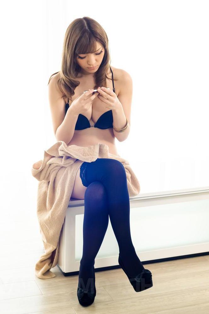 15P La beauté japonaise Yuria se masturbe dans un soutien-gorge et des bas au-dessus du genou.