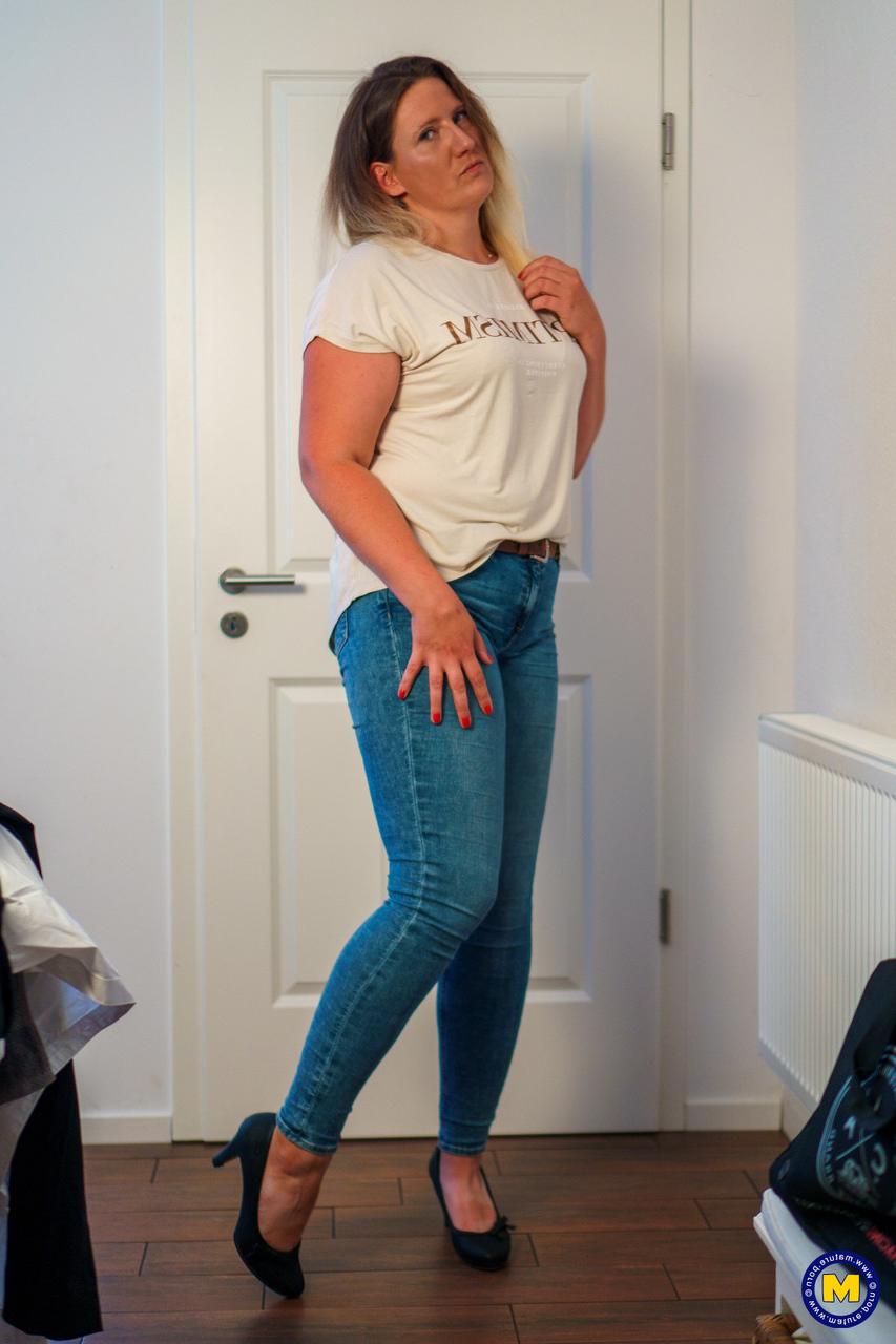 11P Older fatty Julia Winter models denim jeans before having POV sex