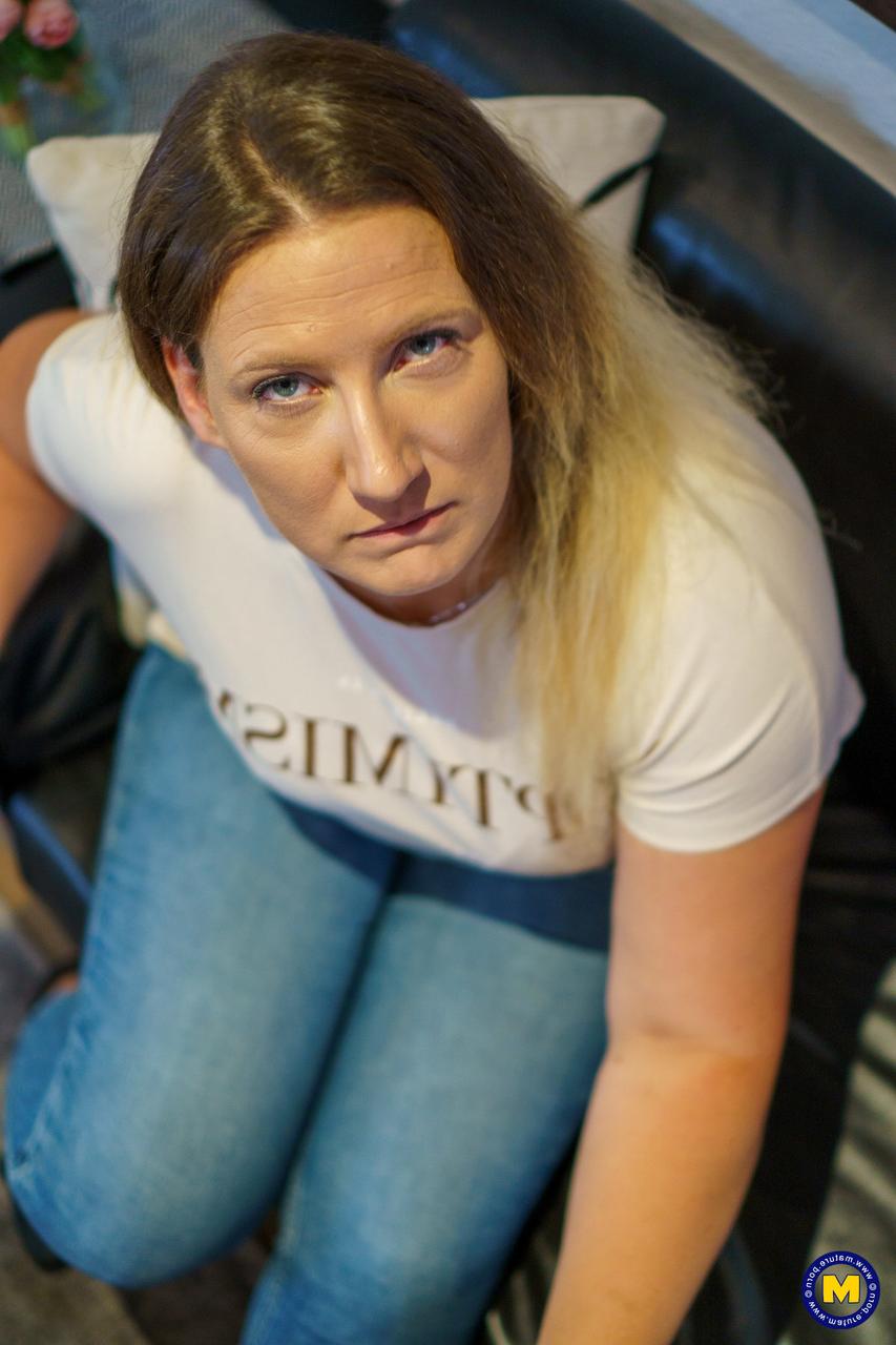 11P Older fatty Julia Winter models denim jeans before having POV sex