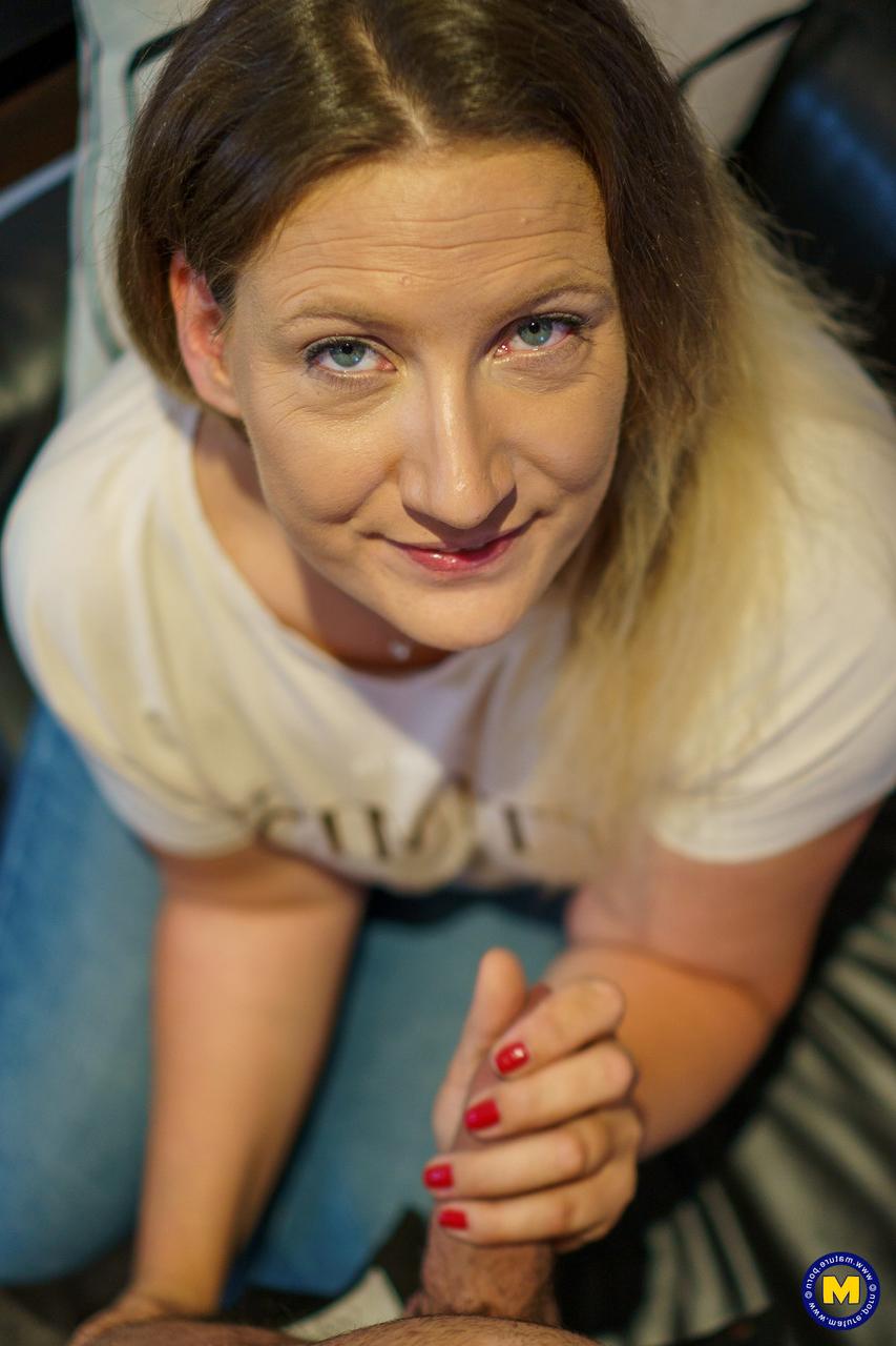 11P Older fatty Julia Winter models denim jeans before having POV sex