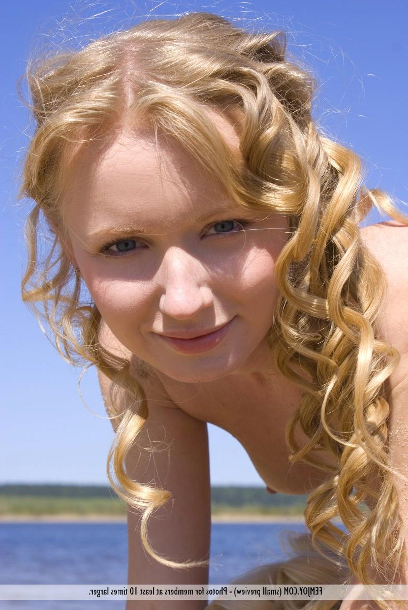 16P Garotas lésbicas loiras gostosas desfrutam de uma sessão de carícias nuas na praia