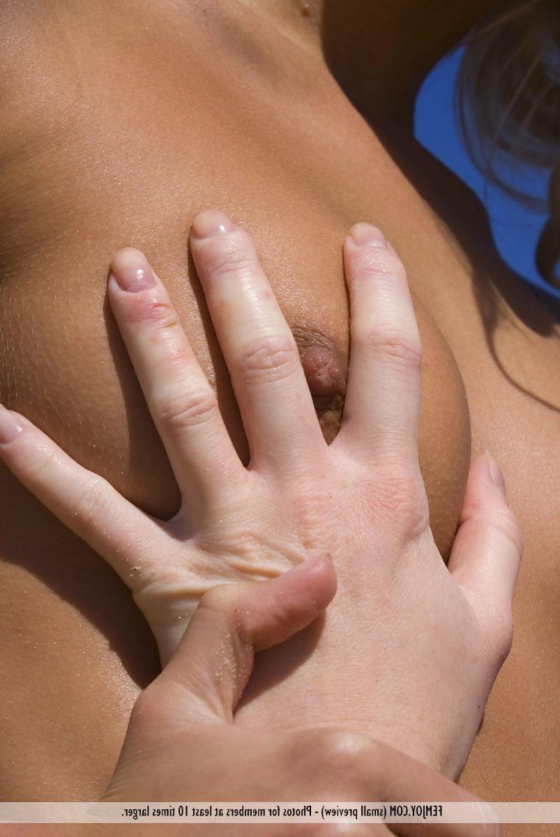 16P Garotas lésbicas loiras gostosas desfrutam de uma sessão de carícias nuas na praia