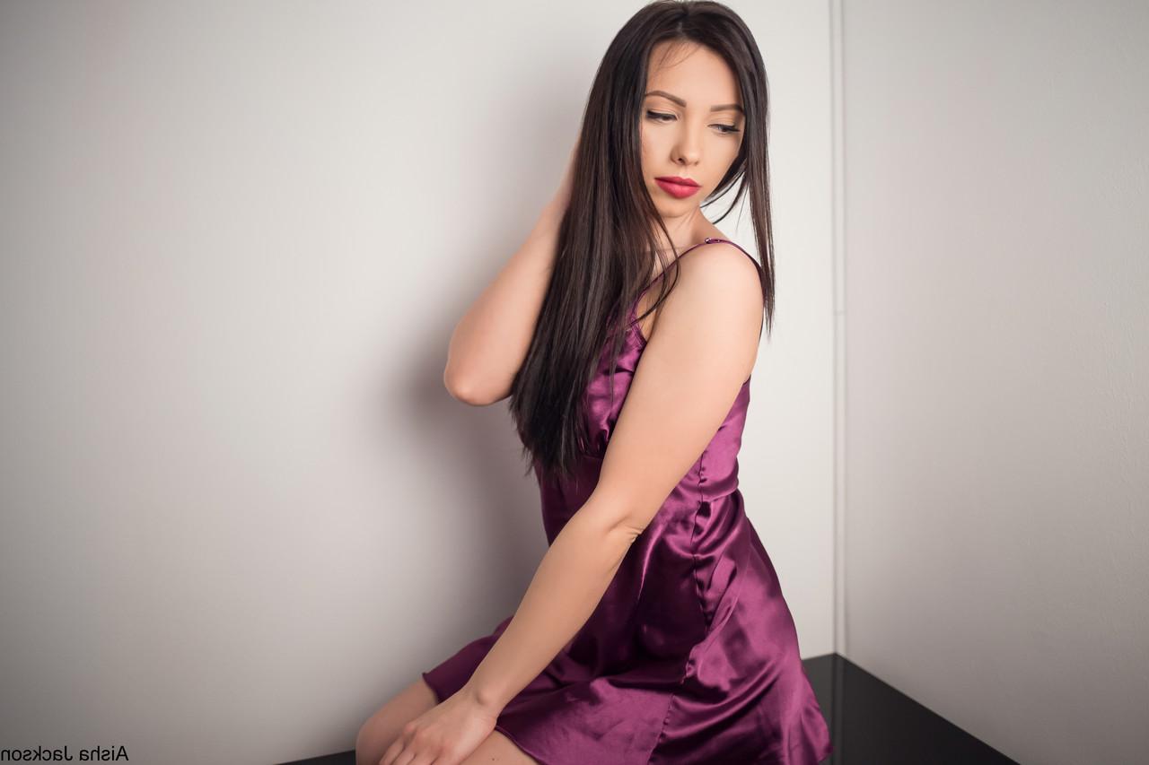 15P Das süße Babe Aisha Jackson in sexy Dessous zeigt ihre süßen Zehen