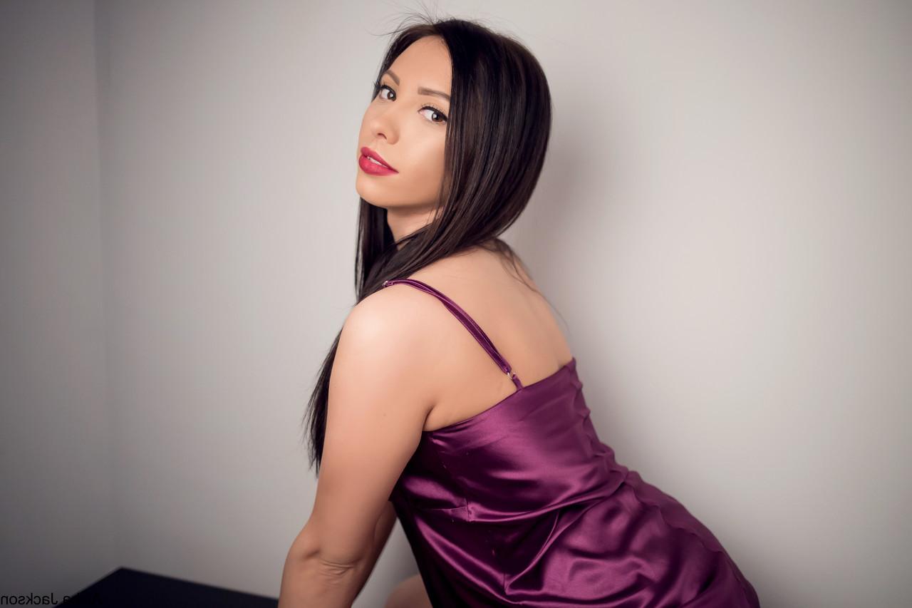 15P Das süße Babe Aisha Jackson in sexy Dessous zeigt ihre süßen Zehen