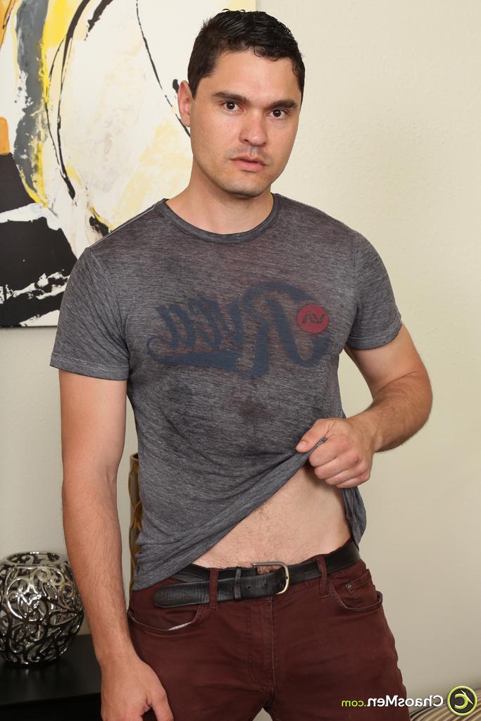 20P Owyn, la bombasse gay musclée, se déshabille et montre son corps encré, son gros cul et sa bite.