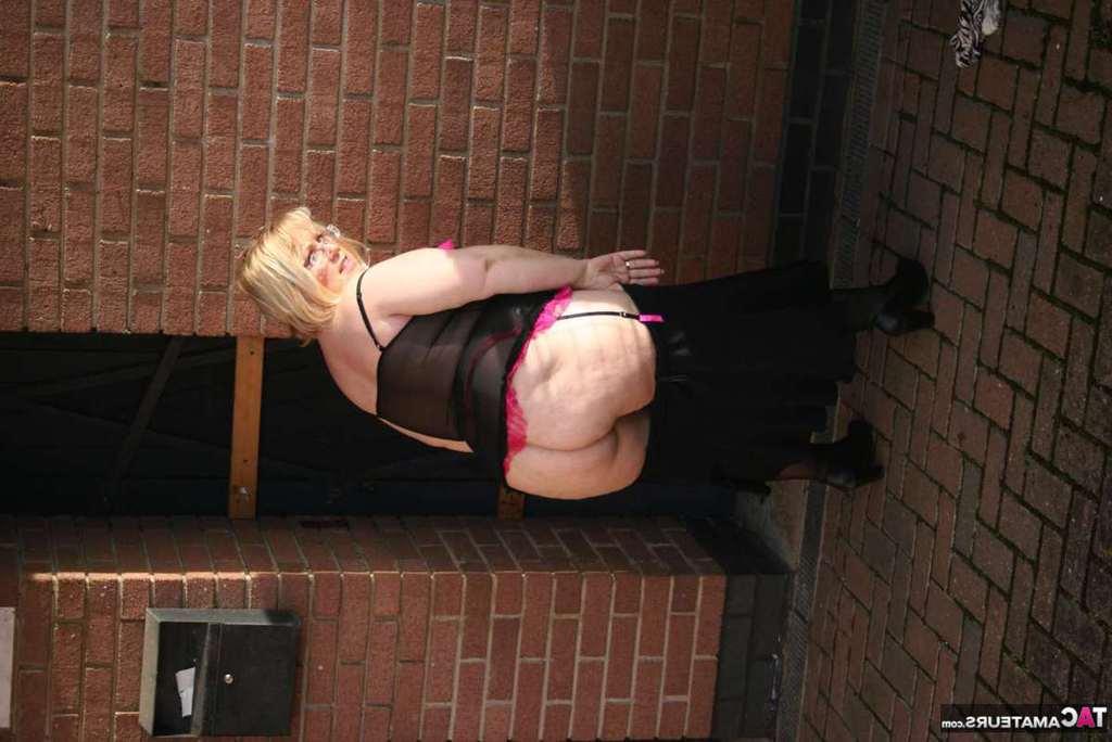 20P La obesa amateur británica Lexie Cummings expone su gran culo y su coño en público