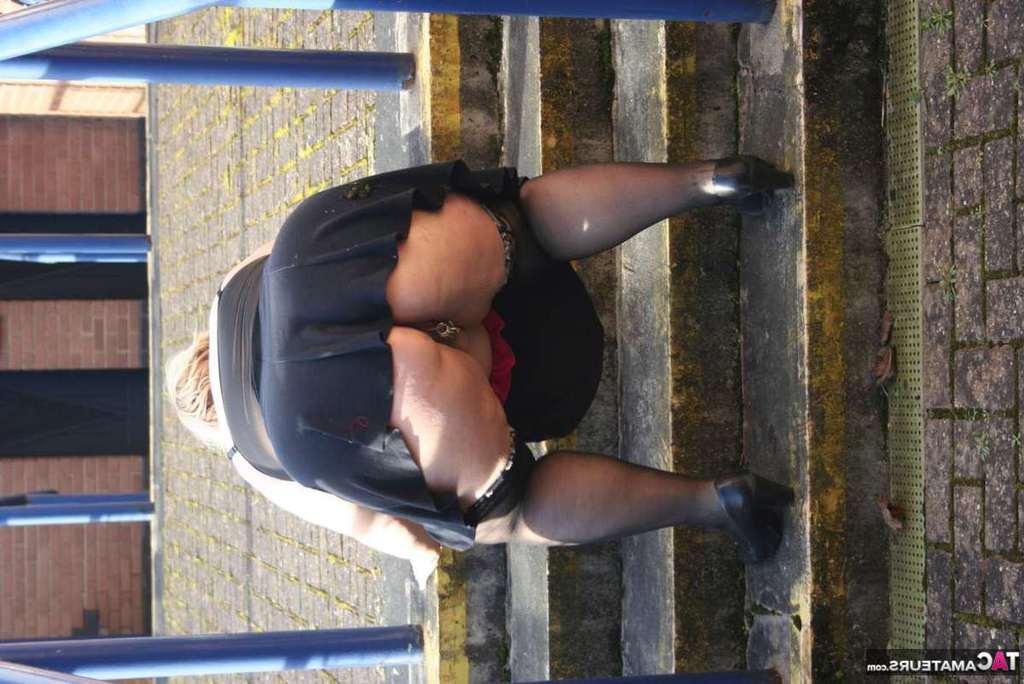 20P La obesa amateur británica Lexie Cummings expone su gran culo y su coño en público