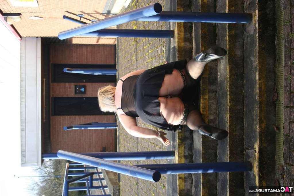 20P La obesa amateur británica Lexie Cummings expone su gran culo y su coño en público