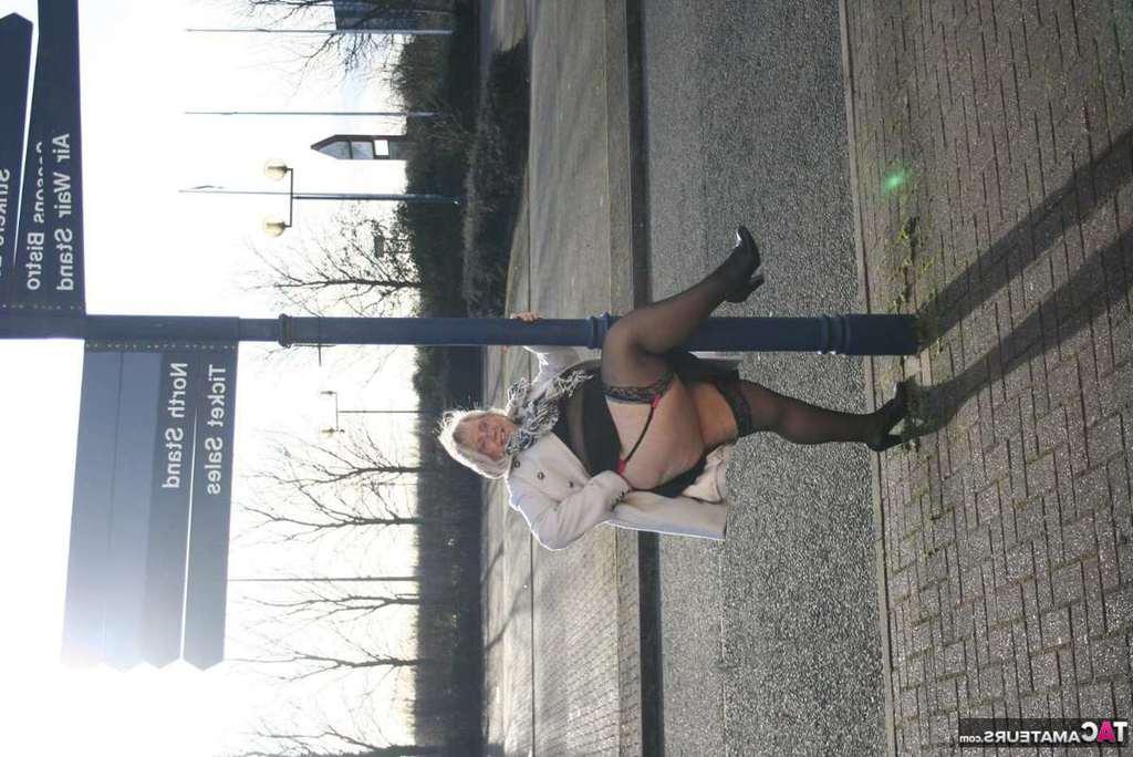 20P La obesa amateur británica Lexie Cummings expone su gran culo y su coño en público