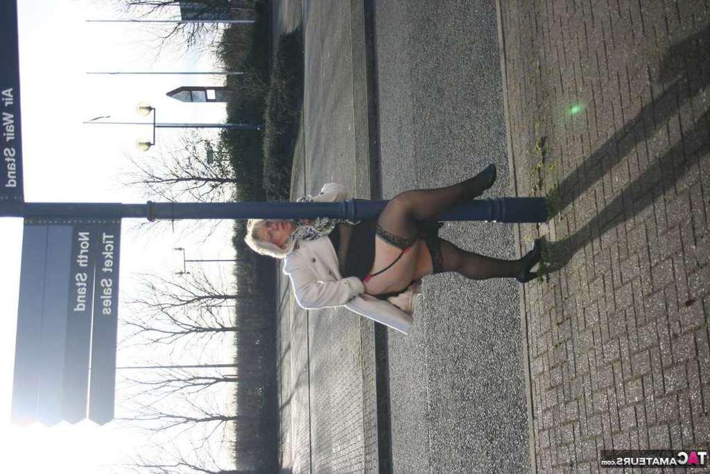 20P La obesa amateur británica Lexie Cummings expone su gran culo y su coño en público