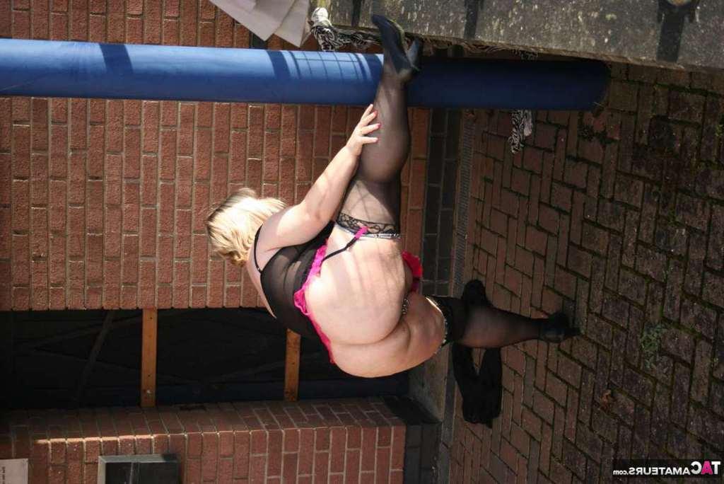 20P La obesa amateur británica Lexie Cummings expone su gran culo y su coño en público