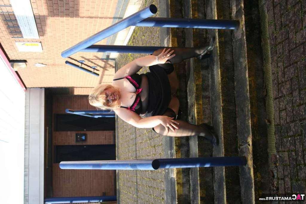 20P La obesa amateur británica Lexie Cummings expone su gran culo y su coño en público