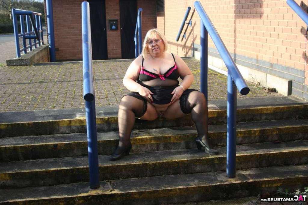 20P La obesa amateur británica Lexie Cummings expone su gran culo y su coño en público