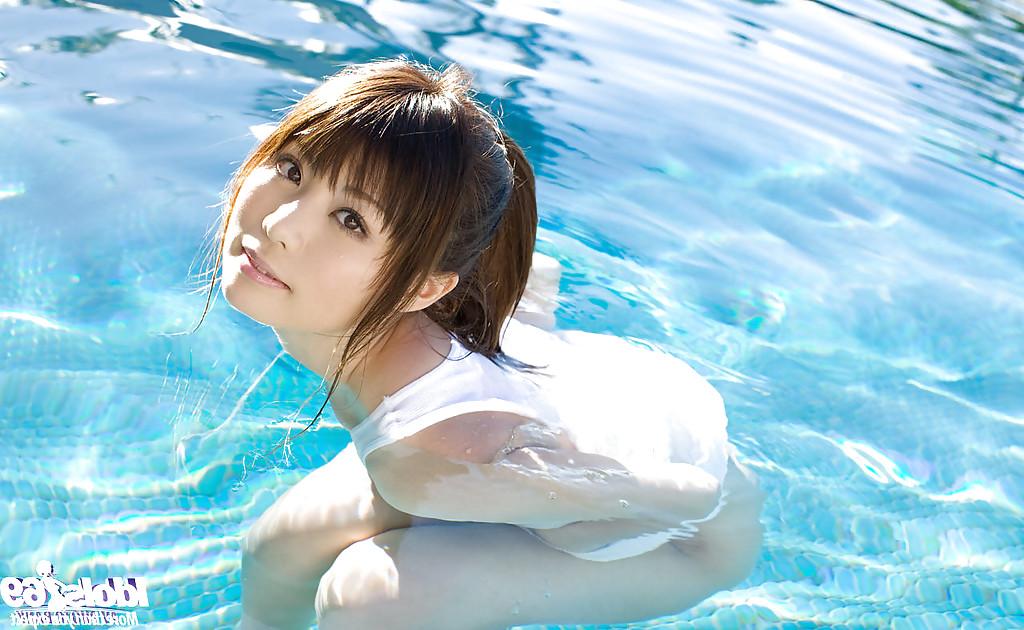 15P Petite estudante asiática com peitos bonitos Aya Hirai se despindo na piscina