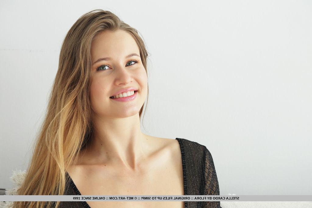 18P A linda adolescente Stella Cardo acentua sua buceta perfeita depois de ficar nua