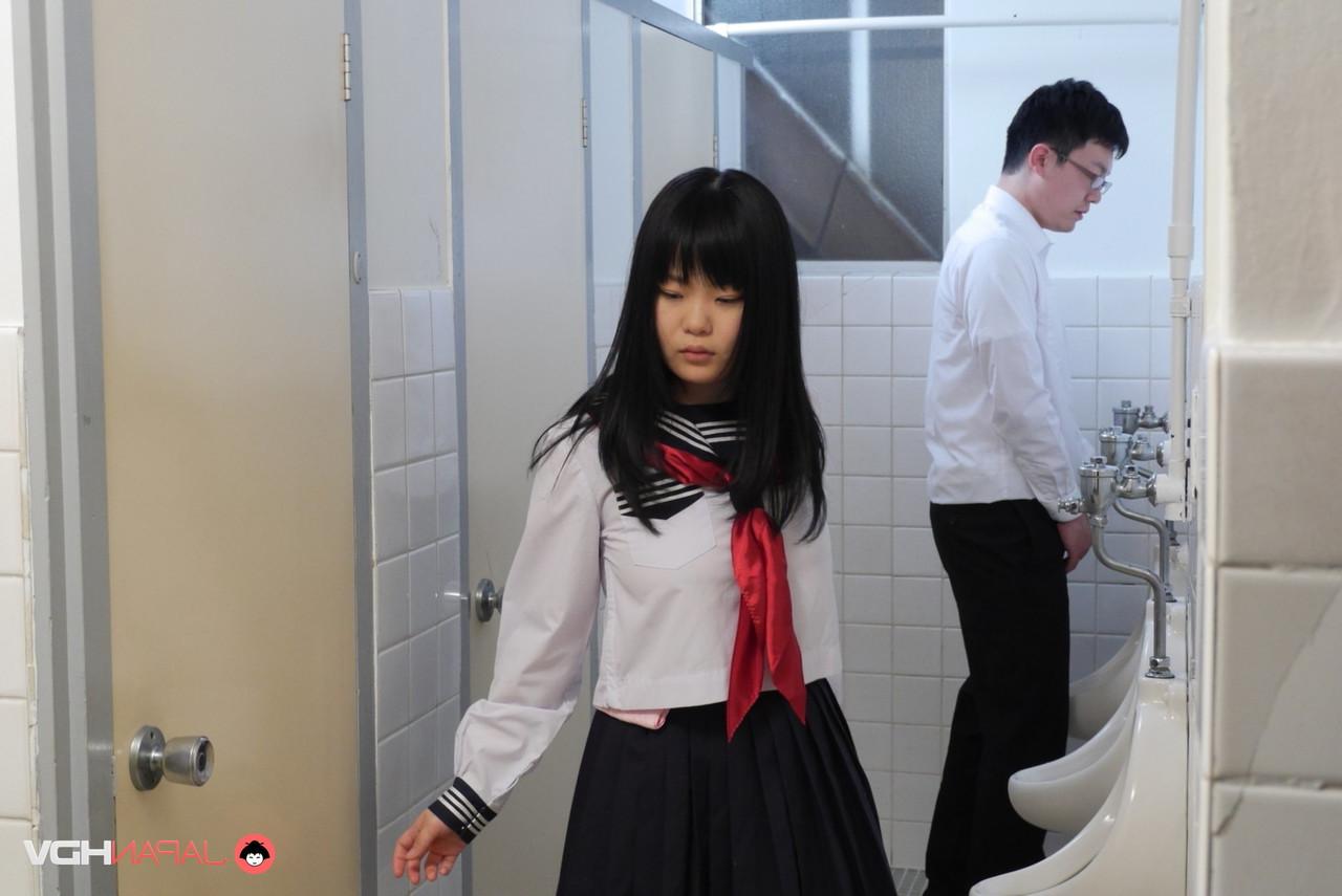 15P 日本人学生愛代さやかが男子トイレでハメ撮り手コキする