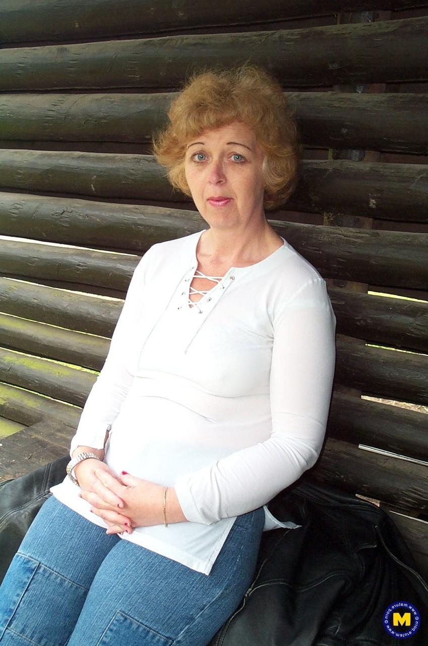 20P Die kurzhaarige reife Frau Riet lässt sich von einem fetten Kerl in die Muschi spielen und ficken