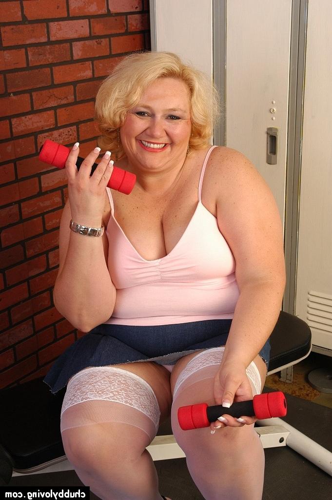16P Britany, grosse maman blonde, perd son énorme cul sous sa jupe et ses sous-vêtements.
