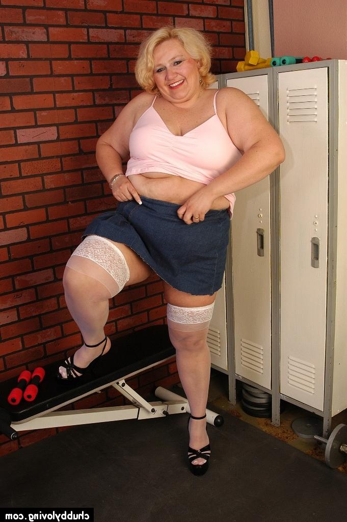 16P Britany, grosse maman blonde, perd son énorme cul sous sa jupe et ses sous-vêtements.