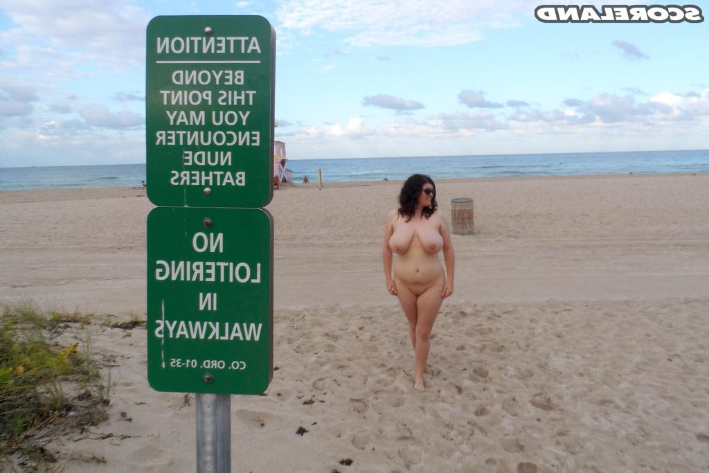 16P A gordinha solo Dulcinea brinca ao longo de uma praia de nudismo em seu terno de aniversário