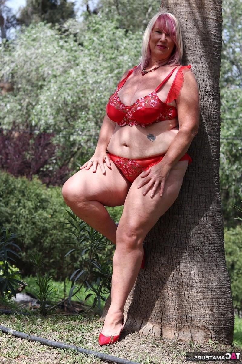 16P Die übergewichtige ältere Blondine Melody modelliert einen BH und ein Höschen vor einem Baum