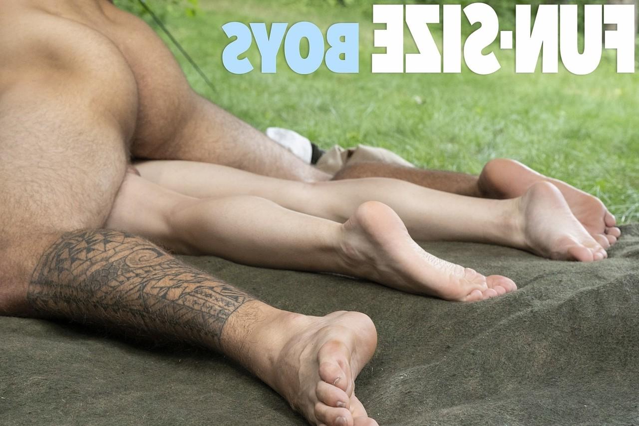 20P O jovem gay Austin faz sexo anal hardcore com um militar bonitão ao ar livre