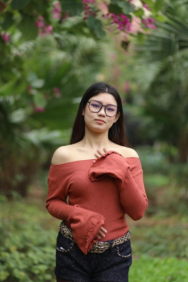 20P Glamourosa garota asiática com óculos Natalia posando com sua roupa quente ao ar livre
