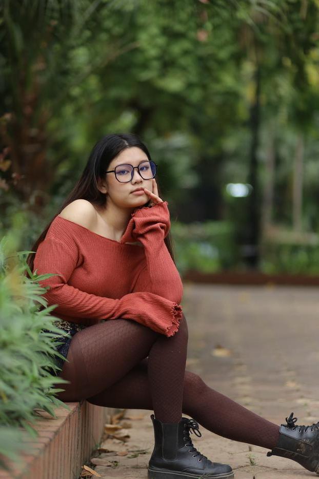 20P Glamourosa garota asiática com óculos Natalia posando com sua roupa quente ao ar livre