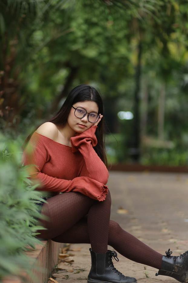 20P Glamourosa garota asiática com óculos Natalia posando com sua roupa quente ao ar livre