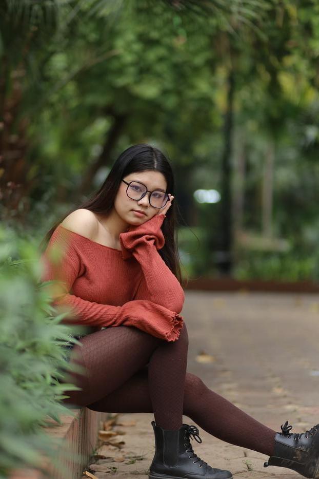 20P Glamourosa garota asiática com óculos Natalia posando com sua roupa quente ao ar livre