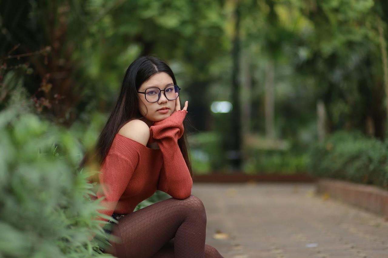 20P Glamourosa garota asiática com óculos Natalia posando com sua roupa quente ao ar livre