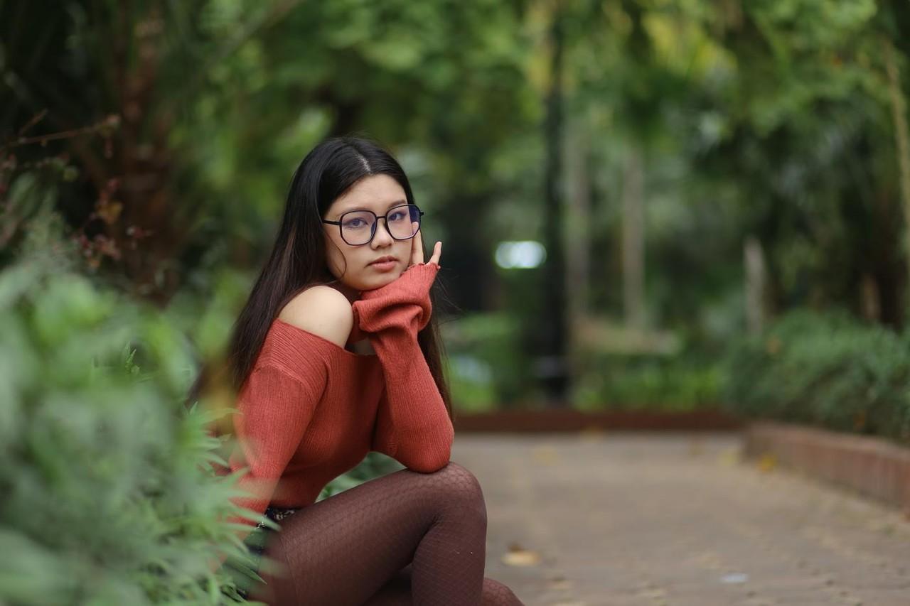 20P Glamourosa garota asiática com óculos Natalia posando com sua roupa quente ao ar livre