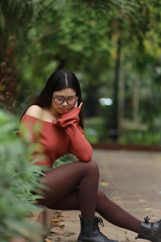 20P Glamourosa garota asiática com óculos Natalia posando com sua roupa quente ao ar livre