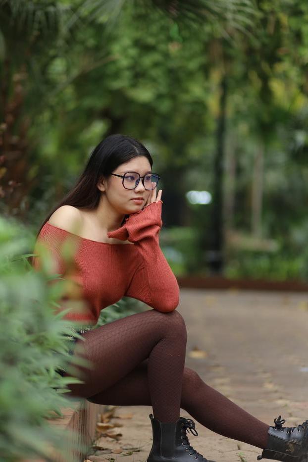 20P Glamourosa garota asiática com óculos Natalia posando com sua roupa quente ao ar livre