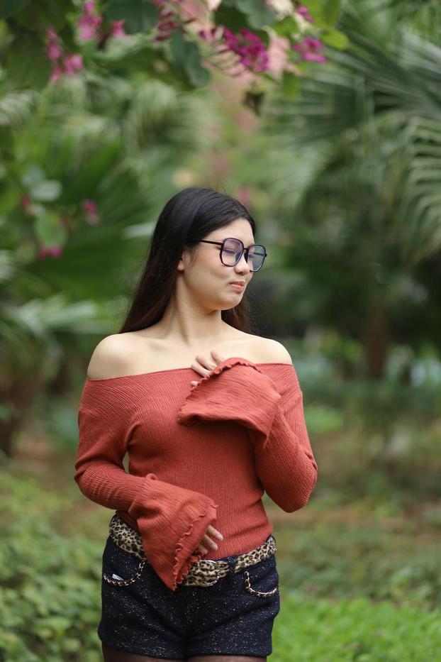 20P Glamourosa garota asiática com óculos Natalia posando com sua roupa quente ao ar livre