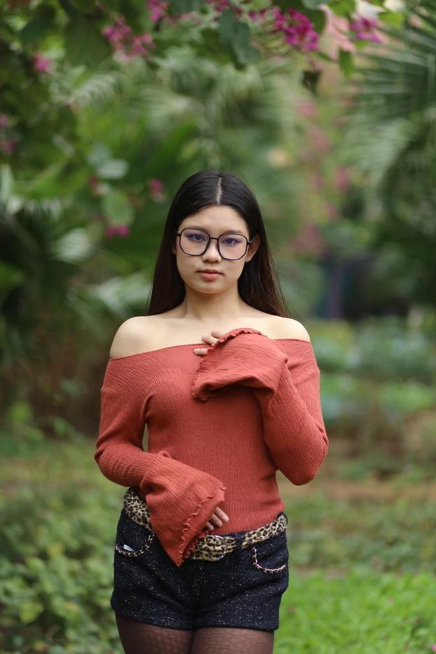 20P Glamourosa garota asiática com óculos Natalia posando com sua roupa quente ao ar livre