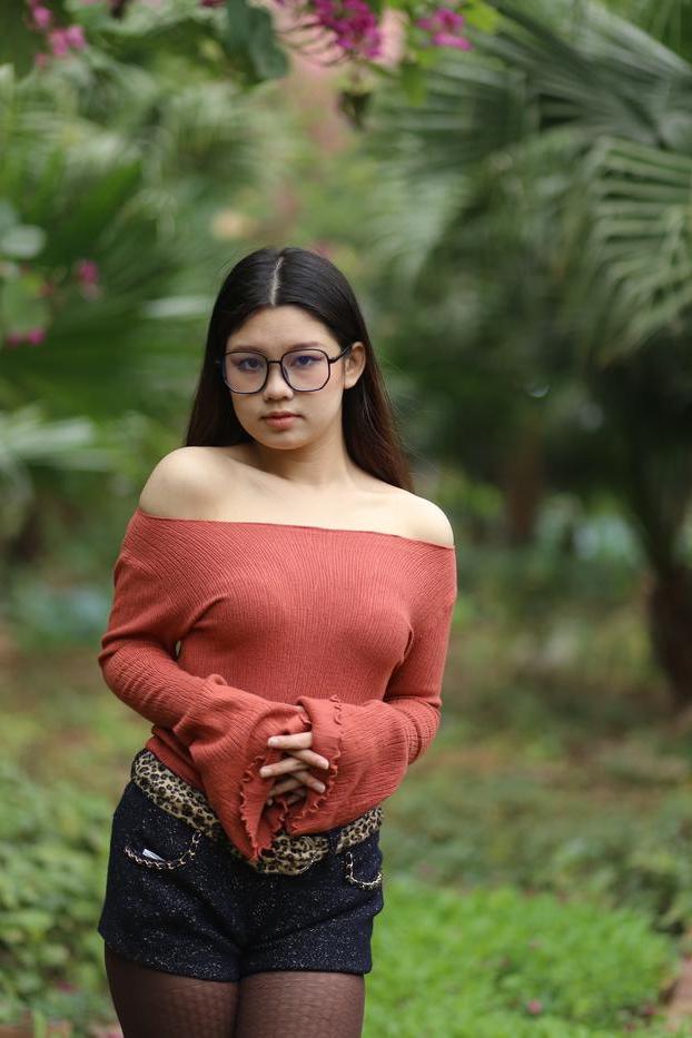 20P Glamourosa garota asiática com óculos Natalia posando com sua roupa quente ao ar livre