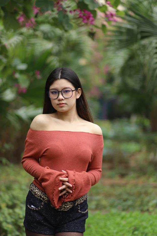 20P Glamourosa garota asiática com óculos Natalia posando com sua roupa quente ao ar livre