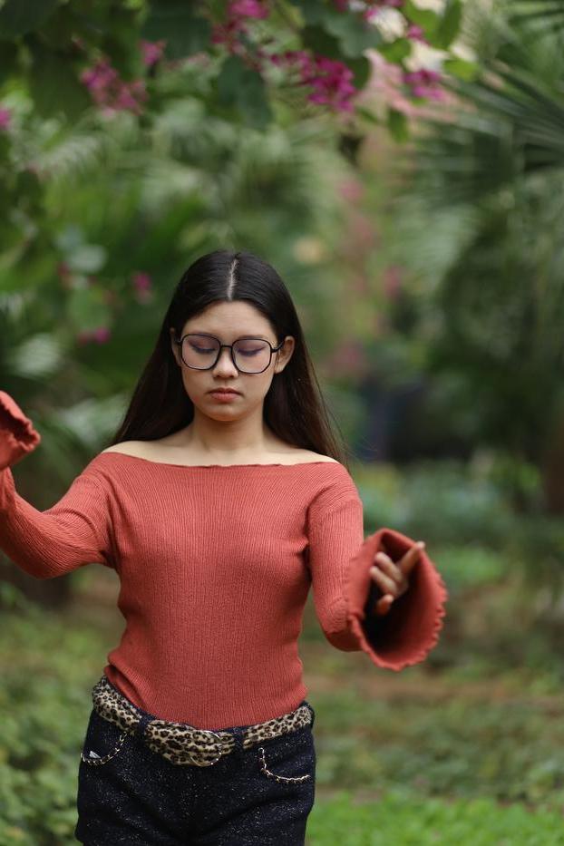 20P Glamourosa garota asiática com óculos Natalia posando com sua roupa quente ao ar livre