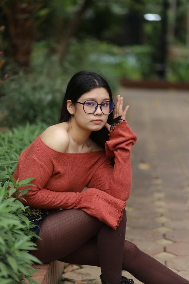 20P Glamourosa garota asiática com óculos Natalia posando com sua roupa quente ao ar livre