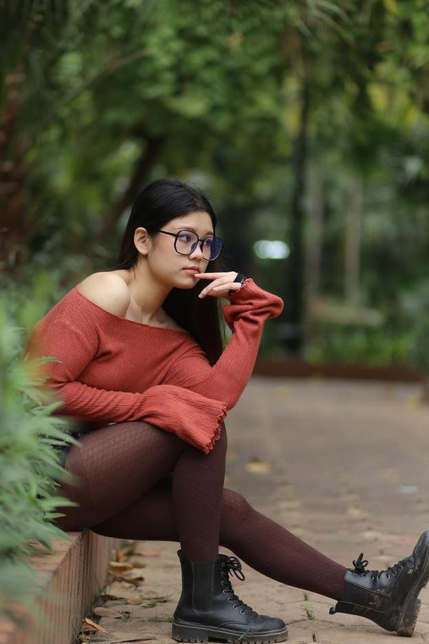 20P Glamourosa garota asiática com óculos Natalia posando com sua roupa quente ao ar livre