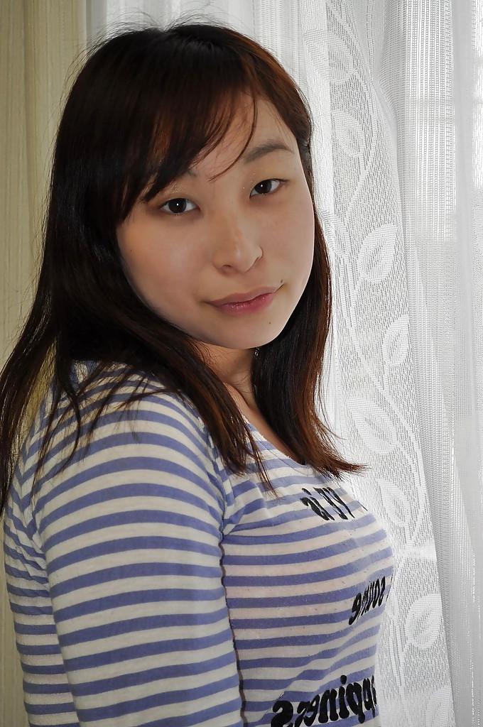 16P A adolescente asiática brincalhona Kasumi Ayano tirando a roupa e vibrando seu clitóris