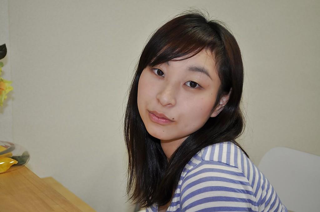 16P A adolescente asiática brincalhona Kasumi Ayano tirando a roupa e vibrando seu clitóris