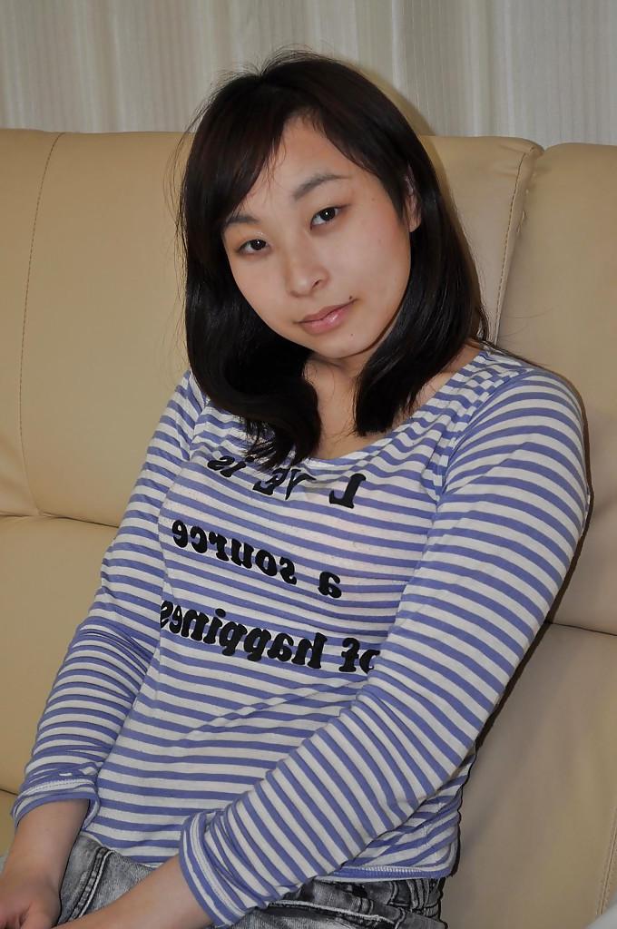 16P A adolescente asiática brincalhona Kasumi Ayano tirando a roupa e vibrando seu clitóris