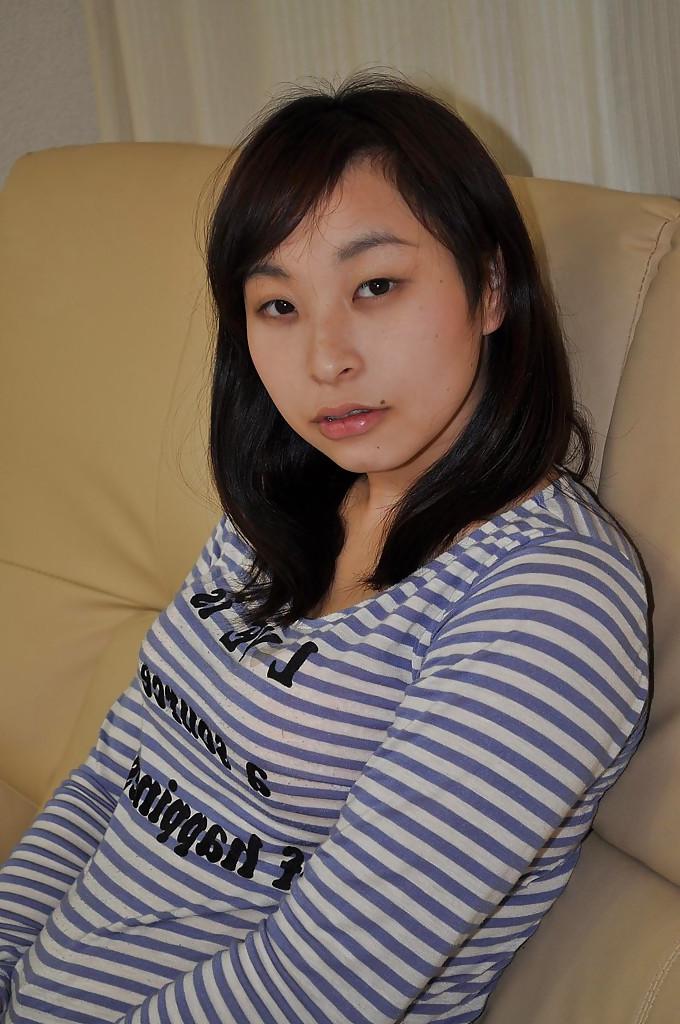 16P A adolescente asiática brincalhona Kasumi Ayano tirando a roupa e vibrando seu clitóris