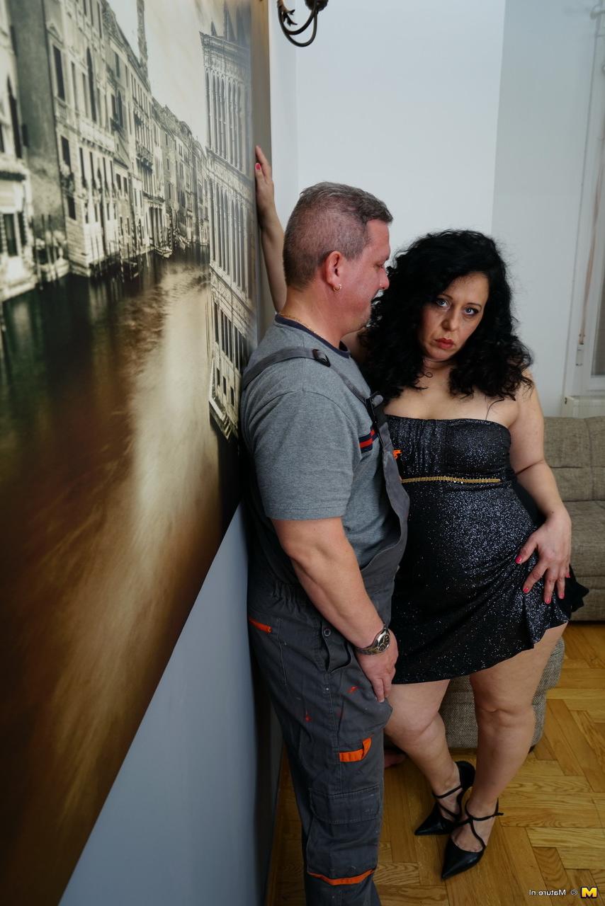 16P Reife Brünette verführt ihren Mann in einem Kleid und High Heels, bevor sie ficken