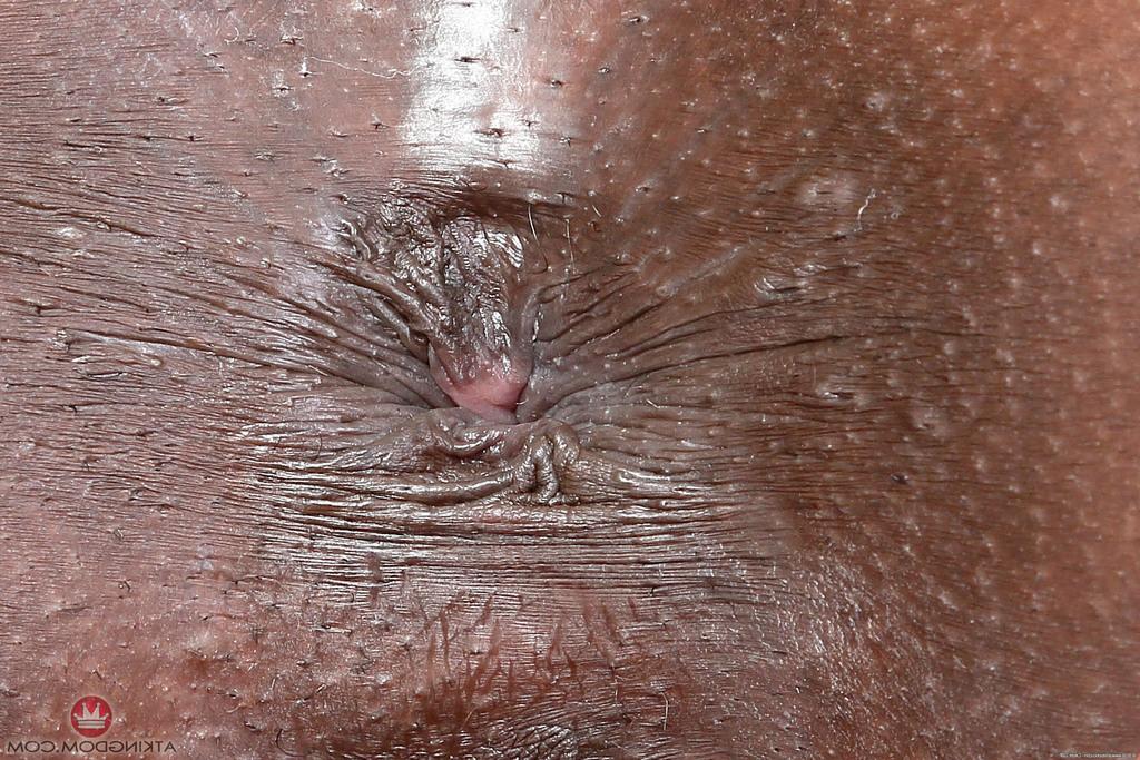 16P A pequena garota negra Ana Foxxx exibe sua bela bunda antes de mostrar sua buceta rosa